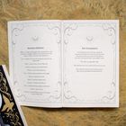Links: "Dramatis Personae" mit einer Liste von Göttern. Rechts: "The Titanomachy", ein Text über einen göttlichen Krieg. Verschnörkelte Ränder.
