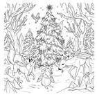 Keine sichtbaren Texte. Eine Weihnachtsbaum-Illustration in einem Winterwald, umgeben von Tieren mit Feenflügeln.