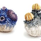 Links: Semper Simul, Porzellan, 21x17x17 cm, 2024. Rechts: Fusciculum, Porzellan, 23x23x23 cm, 2021. Bunte Porzellanskulpturen.