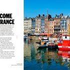 "Welcome to France" steht in großen Buchstaben. Links steht beschreibender Text, rechts ist ein Hafen mit bunten Gebäuden.