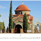 "Larnaka, Church Of All Saints" und "CHURCH OF ALL SAINTS OF CYPRUS". Eine kleine Steinkirche mit rotem Kuppeldach, umgeben von Bäumen.