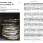 **Museum für antike Brotschneidebretter**  
**Sehen Sie sich dieses Brot an!**  
Adresse und Kontaktdaten für das Museum.  

Links sind gestapelte Brotschneidebretter zu sehen. Rechts ein Text über die Geschichte und Bedeutung solcher Bretter.