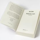 Aufgeschlagenes Buch, Titel: "Gedenke mein" von Inge Löhnig, Kriminalroman, Penguin Verlag-Logo auf der Seite.