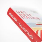 Buchtitel "Das neue Italien" und "Marc Beise". Roter Buchrücken, Coverbild mit Strand und Sonnenschirmen.