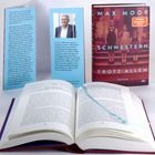 "Max Moor SCHWESTERN. TROTZ ALLEM ROMAN" auf Buchcover. Ein geöffnetes Buch und ein Infoblatt daneben.