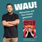 WAU! Mitmachen und Tour-Tickets gewinnen! MARTIN RÜTTER LIVE Schluss! Aus! Mann steht lächelnd mit verschränkten Armen.