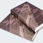 "wo Zeit stehen bleibt" steht in großen, rosa Buchstaben auf dem Einband von zwei übereinander liegenden Büchern.