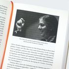 Eine Vision für eine faire Landwirtschaft: Vandana Shiva spricht auf einer Konferenz in Mailand. Schwarz-weißes Foto.