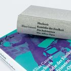 Zwei Bücher von Elias Canetti mit den Titeln "Hochzeit", "Komödie der Eitelkeit", "Die Befristeten", "Die Affen-Oper".