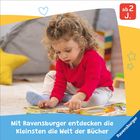 Ab 2 J. Mit Ravensburger entdecken die Kleinsten die Welt der Bücher. Kind liest, umgeben von bunten Kissen und Spielzeug.