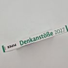 Auf der Buchrückseite steht "Denkanstöße 2027", daneben vertikal "PIPER" und eine Zahl. Der Hintergrund ist weiß.