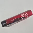 "Marie Lu Red City" steht in weißer Schrift auf einem Buchrücken mit rotem Hintergrund und stilisierter Skyline.