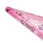 "Monster Mia und das große Fürchten" steht auf einem pinken Buchrücken. Verspielte Schrift, Illustrationen sind sichtbar.
