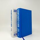 Zwei Bücher stehen nebeneinander: "ANTI-ZIONISMUS" von BENJAMIN MOSER. Eines ist weiß, das andere blau mit Lesebändchen.