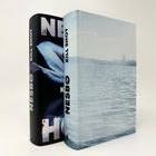„NESBØ KILL SHOT“ steht auf zwei Buchrücken. Eines zeigt eine blaue Blume, das andere ein Gewässer mit Hügeln im Hintergrund.