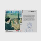 "Blue Box" ist der Titel. Ein Junge und ein Mädchen sitzen vor einem Fenster. Auf der Rückseite ein Text über Basketball.