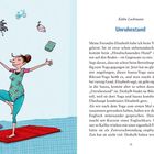 Unruhestand. Eine lächelnde Frau macht Yoga, umgeben von Alltagsgegenständen: Fahrrad, Kuchen, Buch. Eine unterhaltsame Szene.