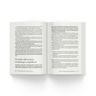 Offenes Buch, linksseitiger Text endet mit "Traurigkeit fand Orte", rechts Text, der bei Wort "Herausforderung" prominent scheint. Seiten 30 und 31.