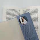 Ein aufgeschlagenes Buch. Ein Lesezeichen zeigt: "ANNE AKRICH" mit einem kurzen Biotext und einem Foto von ihr.