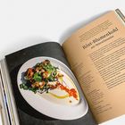 Text: "Röst-Blumenkohl mit Petersiliensalat." Links ein Foto: Ein Gericht auf einem weißen Teller.