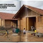 "POST-TSUNAMI REHABILITATION HOUSES" steht groß oben. Weitere Infos zu Design- und Baujahr. Zwei Kinder spielen vor Ziegelhäusern.