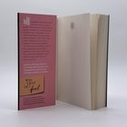 Ein aufgeschlagenes Buch mit einem rosa Flyer. Text: „Was liest du? feel.“ und Infos zu einem Roman über Liebe. 