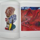 Links: "Dense Forest, 2006". Rechts: "Fire inside Me, 2022". Links Skulptur; rechts bunte Landschaft mit Fluss.