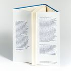 Links steht ein Zitat von Thich Nhat Hanh über Glück und Achtsamkeit. Rechts Erklärungen über Thich Nhat Hanh und Bruder Phap Luu. Ein helles Buch mit blauem Einband ist dazwischen.