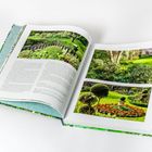 Text: Naturton, Duften, Überraschung, Wildpflanzen. Bilder von gepflegten, grünen Gärten mit Bäumen und bunten Blumen.