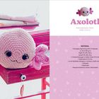 "Axolotl. Schwierigkeitsgrad: einfach. Größe: ca. 25 cm. MATERIAL: Scheepjes Big Darling, Sicherheitsaugen, Häkelnadel."  
Sehr süßes rosa gestricktes Axolotl.