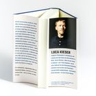 Textabschnitt beschreibt Proteste an Universitäten; Luca Kieser, Schriftsteller, studierte Philosophie, lebt in Wien. Foto dabei.