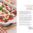 One Pot, Null Stress, Voller Geschmack. Drei Gerichte: Pasta, Hähnchenkeulen mit Gemüse, Suppe mit Zitronenscheiben.