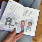 „Oma macht“, liest Noa. Ein bisschen lauter bitte“, sagt die Lehrerin. Illustrationen von zwei Kindern kichern.