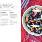 „Muscheltopf à la Provençale.“ Rezept und Zutaten auf der linken Seite, rechts Muscheln mit Tomaten in grüner Schüssel.