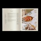 "Fresh Herb Lasagna" Rezept mit Zutaten und Anleitung. Rechts ein Tisch mit Teller Lasagne, Glas und Knoblauch.