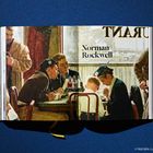 „Norman Rockwell“ ist in der Mitte einer Illustration zu sehen. Eine Gruppe von Personen um einen Tisch.