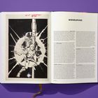 Links Markierungen und Zeichnung von drei Figuren mit Lichtschwert, rechts Text mit "BIOGRAPHIES" als Überschrift.