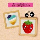 Bewundert eure tollen Ergebnisse! Zwei Filzbilder: Ein Herz mit Streifen und eine Erdbeere mit lächelndem Gesicht. Zwei schwarze Schafe.
