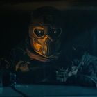 Keine sichtbaren Texte. Eine Figur in einer dunklen Szene trägt eine leuchtende, futuristische Maske.