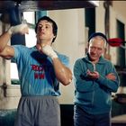 Auf dem T-Shirt steht: "WIN 'ROCKY' WIN". Ein Mann boxt, ein älterer Herr beobachtet ihn im Hintergrund.