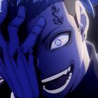Ein Mann mit blauen Haaren und einem Tattoo auf der Stirn lächelt, während er eine Hand über einem Auge hält, das leuchtet.