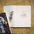 Auf der rechten Seite steht "PART I A CHILD OF WAR". Links eine schwarz-weiße Illustration von Blumen und Tieren.