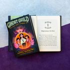 Links der Umschlag eines Buches mit "GHOST GUILD THE LOST THREE" und Illustration von drei Kindern. Rechts die erste Seite.