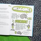 Texte: "WELCOME! THIS BOOK IS FOR PEOPLE WITH A UNIQUE BRAIN—SO... EVERYONE!" Illustration mit Menschen und einem Gehirn.