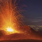 Text beschreibt Mount Etna, Europas aktivsten Vulkan. Er eruptiert orange glühende Lava und Funken vor nächtlicher Stadt.