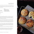 "POCKET PIES macht acht Mini-Pies. Links Rezepttext, rechts goldbraune runde Gebäckstücke auf einem Backblech."