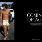 „COMING OF AGE“. Ein barfüßiger, junger Mann mit Locken trägt einen Ghettoblaster und geht neben geparkten Autos.