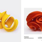 Links: "Yellow Curved" von Moreto Rasmusson. Rechts: "Multilayered Orange". Abstrakte Skulpturen in Gelb und Orange.