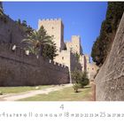 Text: „Stadtmauer“, Zahlen 1 bis 30, „CASARES EDITION“. Alte Stadtmauer mit Türmen, Palmen und Gehweg im Vordergrund.