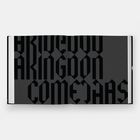 Text: "A KIND OF KINGDOM COME HAS". Dunkle, stilisierte Buchstaben auf grauem Hintergrund.